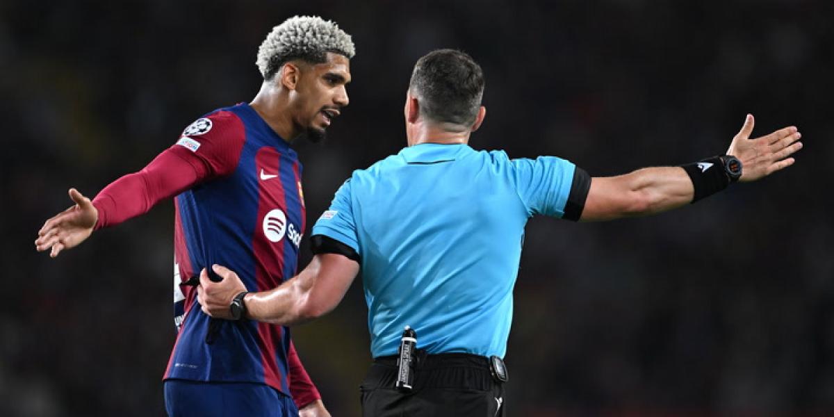 Así fue la expulsión de Araujo que cambió el Barça-PSG