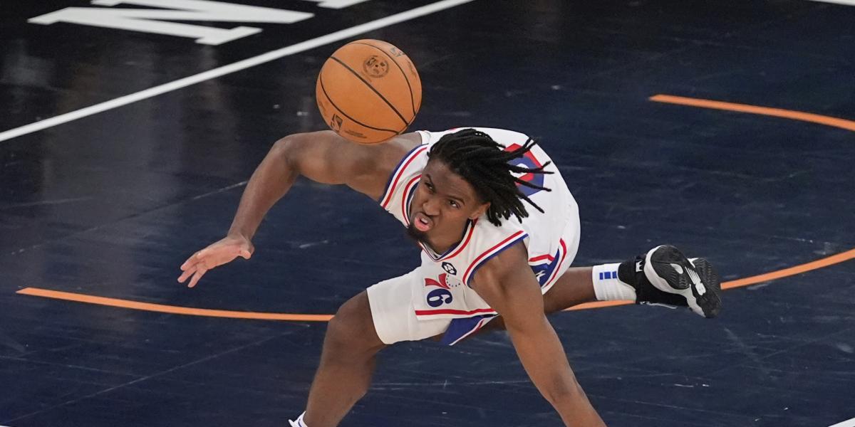 Un fiero Maxey da otra vida a los Sixers con un milagro pese al miedo de Embiid