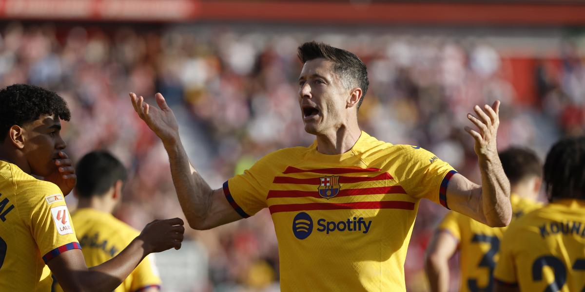 Lewandowski avanza al Barça de penalti gracias al VAR