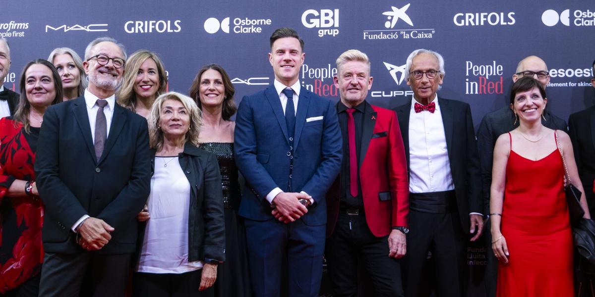 Ter Stegen, Marc Bartra, Dulceida, Serrat y Rozalen, en la Gala People in Red