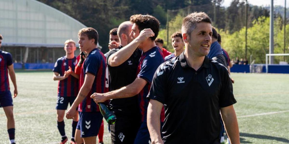 Aranbarri se acerca al banquillo del Bilbao Athletic