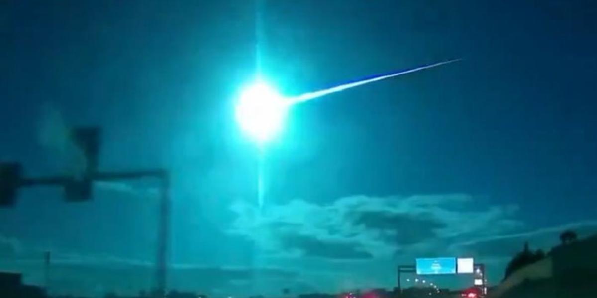 Una bola de luz cruza España y Portugal y tiñe el cielo de azul en plena noche
