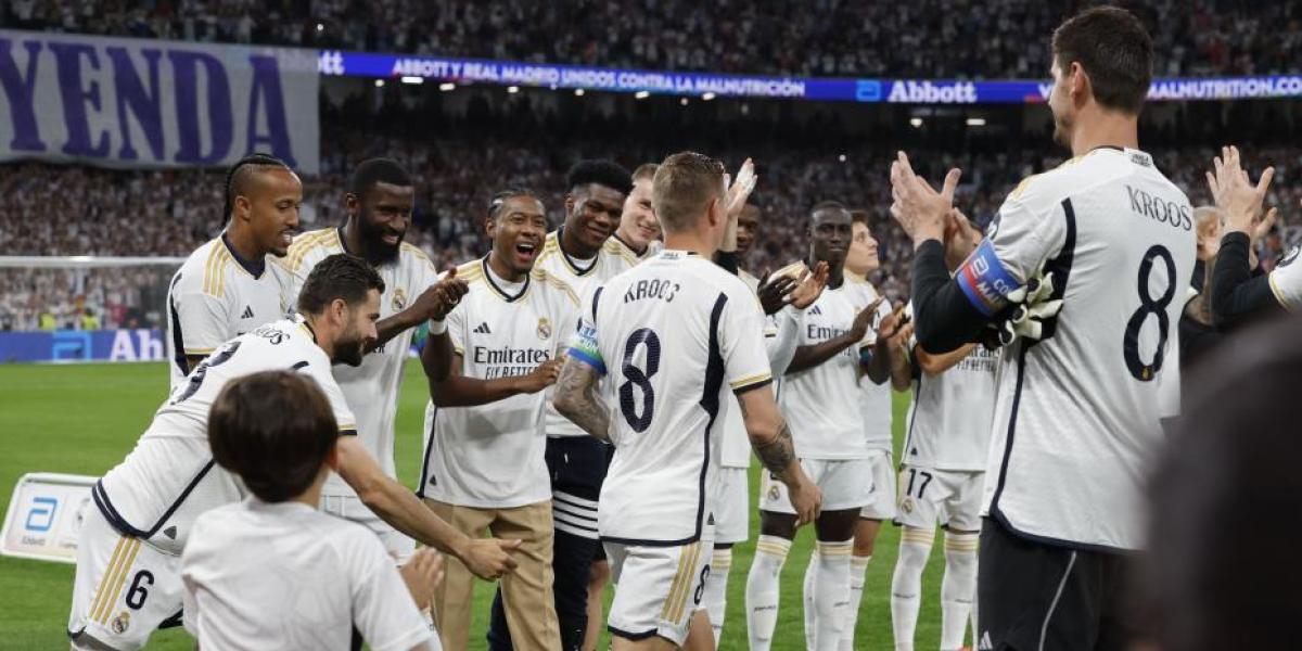 Pasillo de los jugadores del Real Madrid a Kroos en su despedida