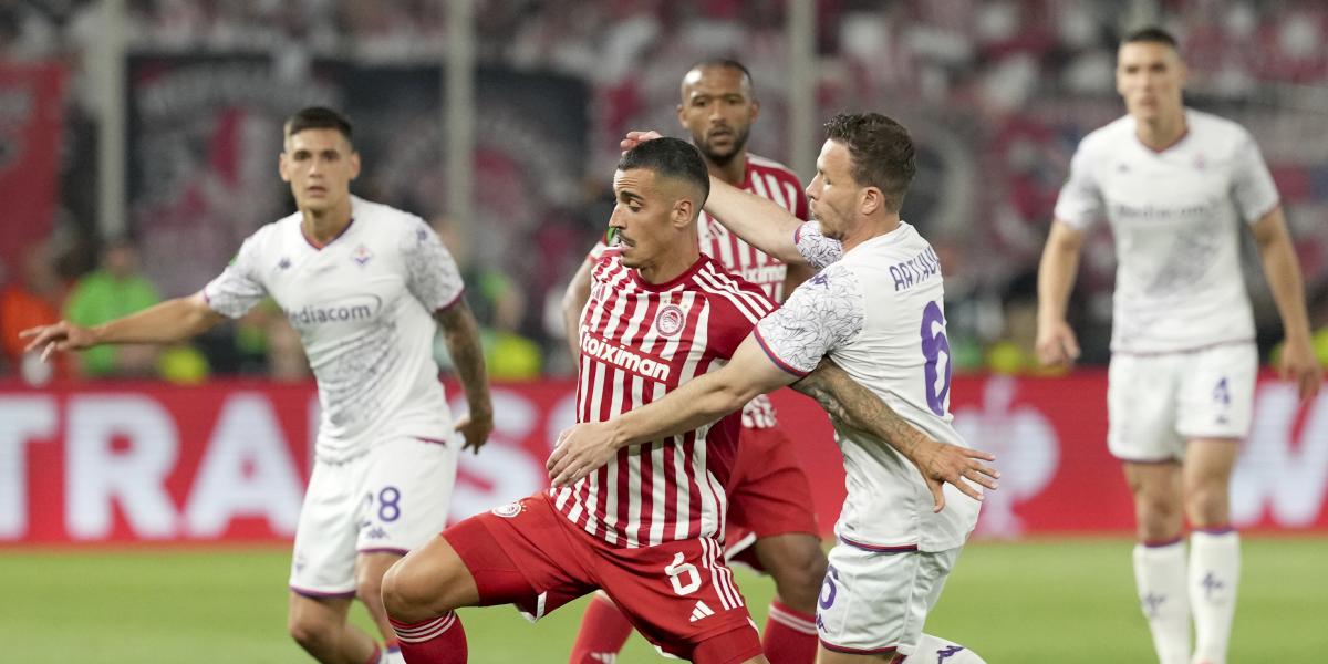 Altercados en la grada del Fiorentina; los jugadores intervinieron para frenarlos