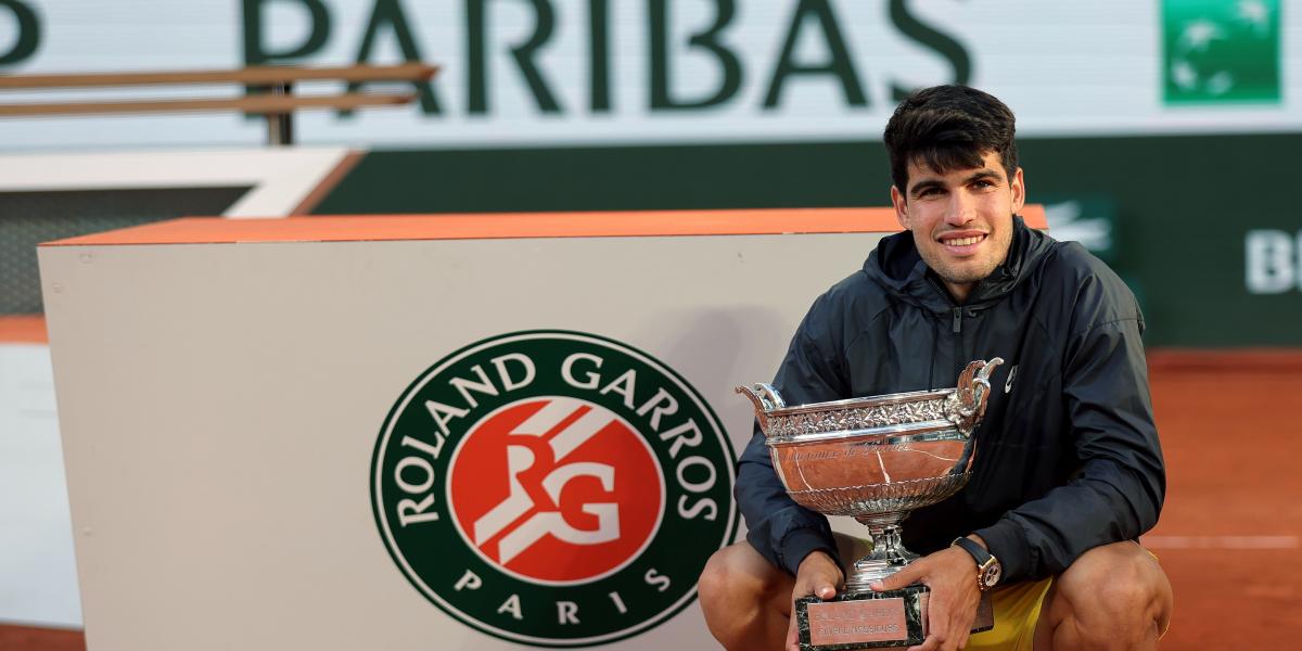 Así recogió el premio de Roland Garros tras la victoria Carlos Alcaraz