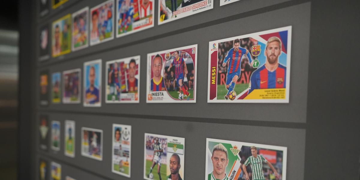 Un viaje nostálgico por los últimos 50 años de LALIGA: una exposición de cromos de Panini