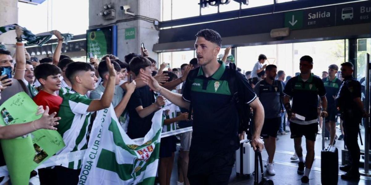 La afición del Córdoba despide a su equipo antes de su partido ante el Barça Atlètic