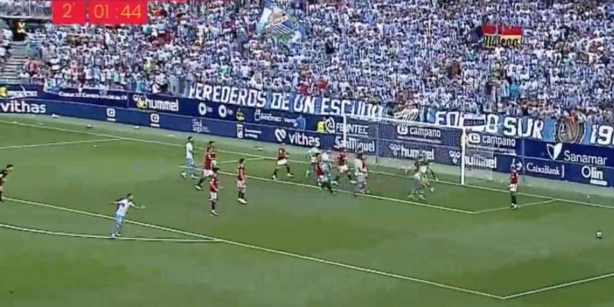Iturralde se moja sobre el polémico gol del Málaga al Nàstic con dos balones sobre el césped: ¿qué dice el reglamento?