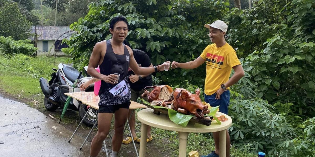 Sirven lechón asado en el avituallamiento de una media maratón