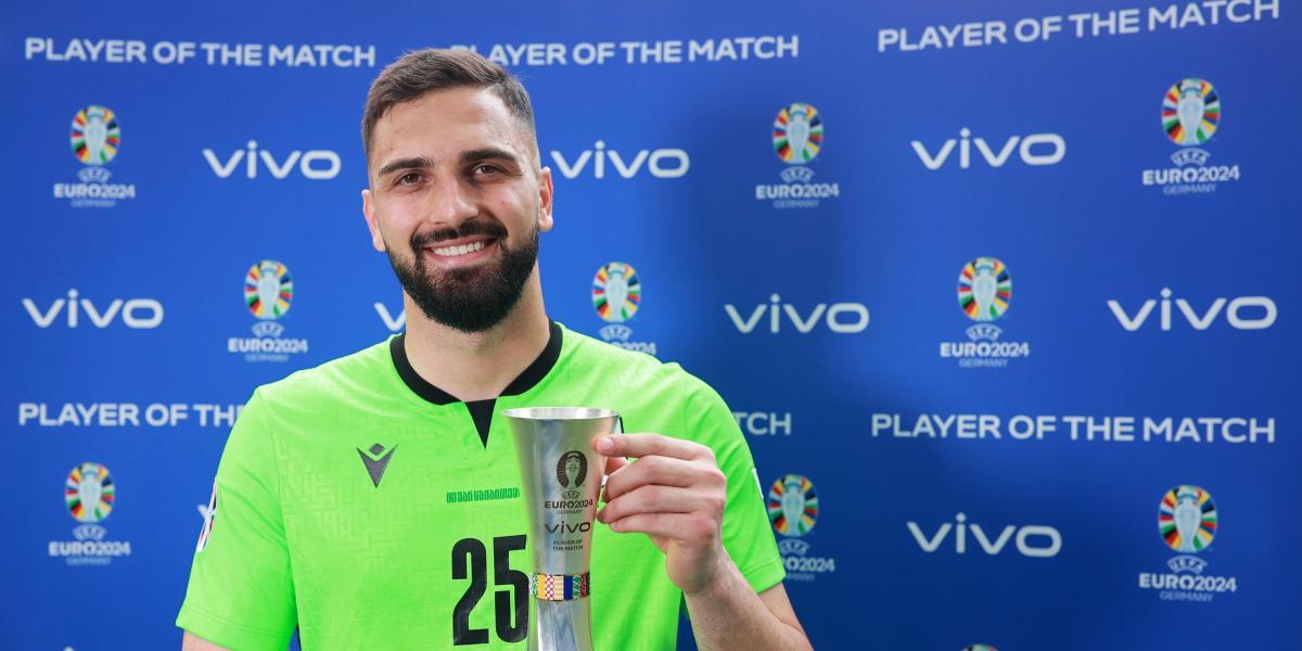 Mamardashvili, de parada en parada hace historia en la Eurocopa