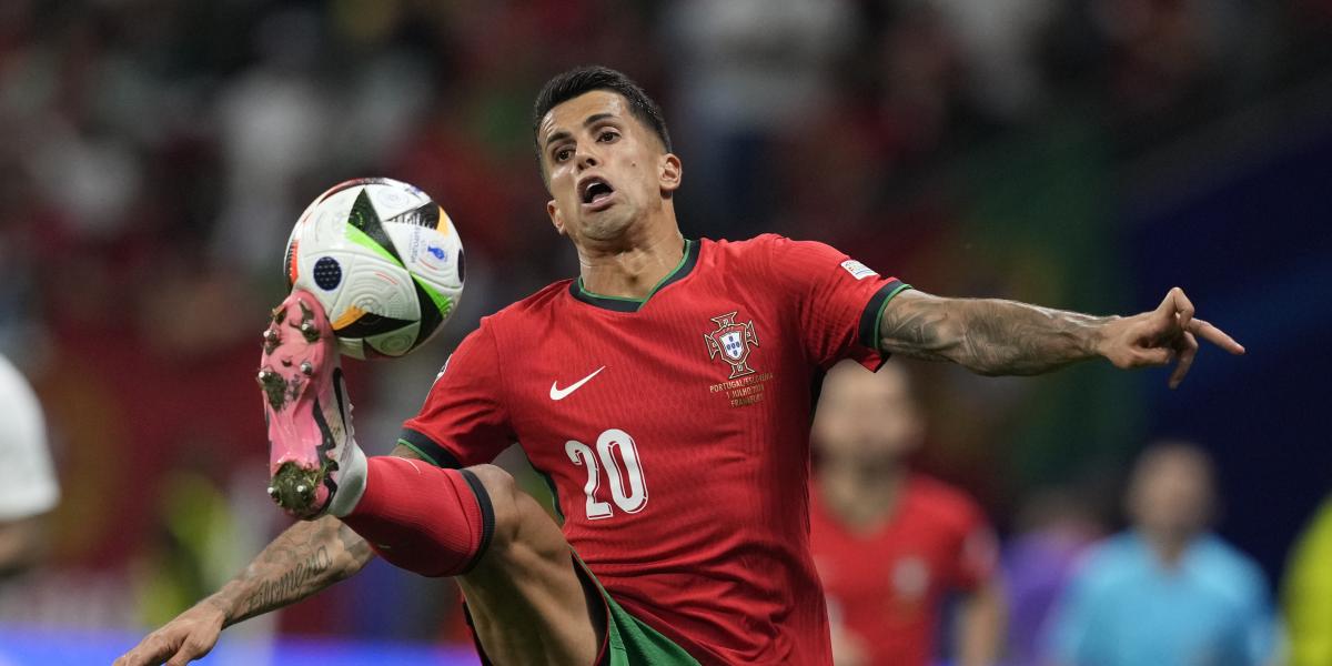 Dos clubs de Arabia quieren a Cancelo