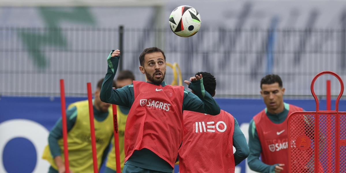 Bernardo Silva se marca un Xavi y habla del césped: No es una excusa