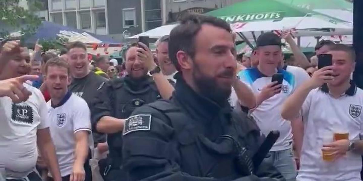 Humor inglés nivel Dios: Hinchas ingleses cantan Southgate youre the one a un policía alemán