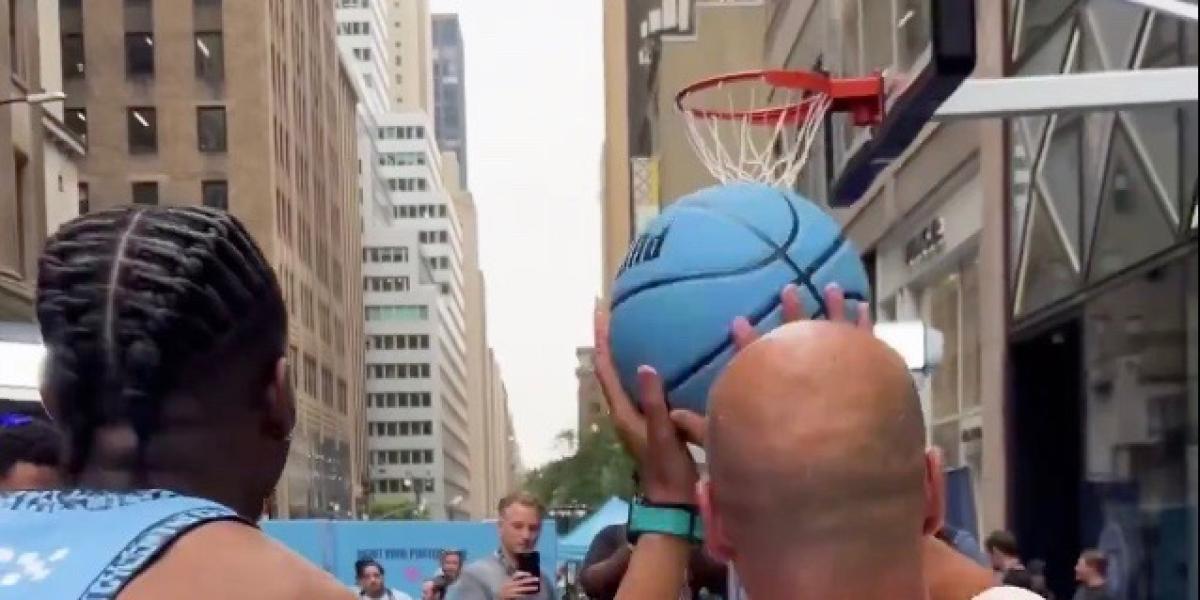 Mazzulla enseña a Guardiola a ser una estrella de la NBA. ¡Lo mete todo!