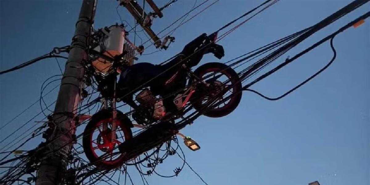 Ver una moto colgada del tendido eléctrico es algo loco, pero la historia que hay detrás lo es más