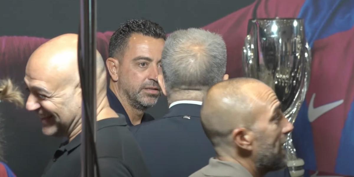 Breve charla cordial entre Xavi y Laporta