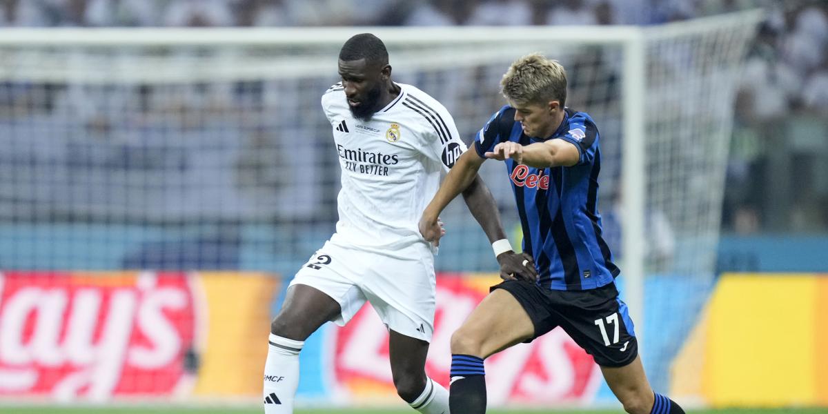 ¡Susto de la Atalanta que estrella el balón en el palo!