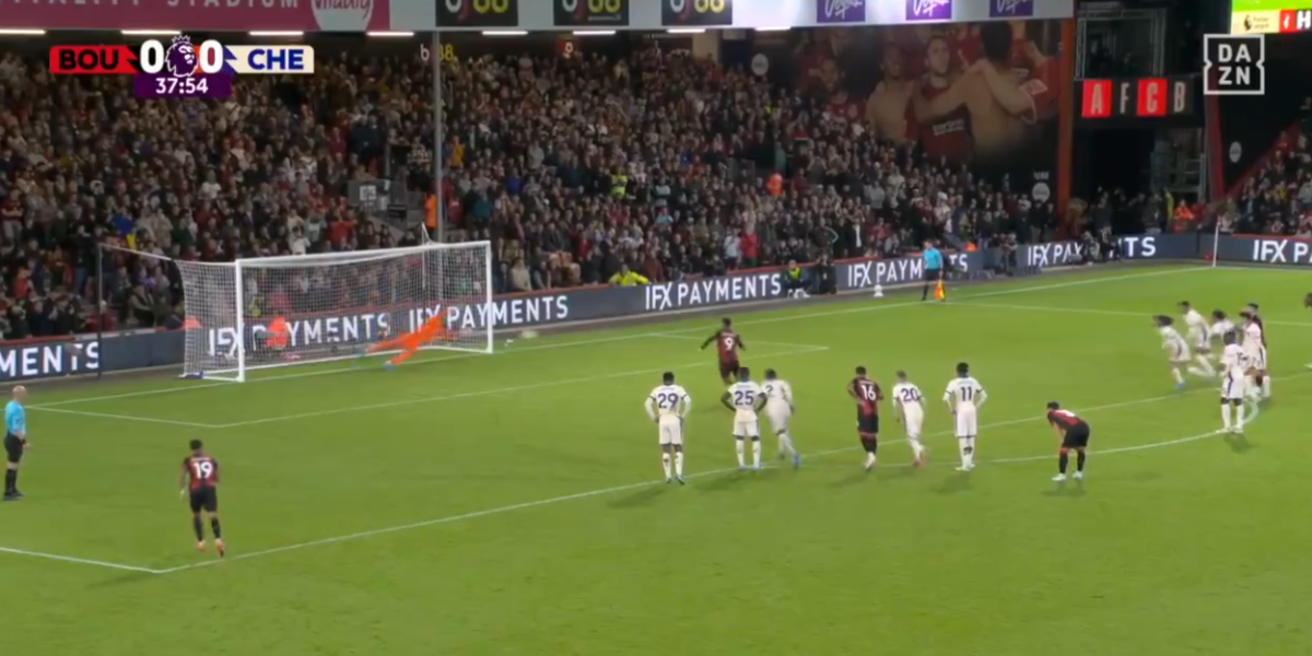 ¡Mano salvaje de Robert Sánchez para detener un penalti!