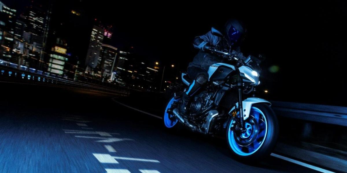 Nueva Yamaha MT-07 2025: la oscuridad nunca ha brillado tanto