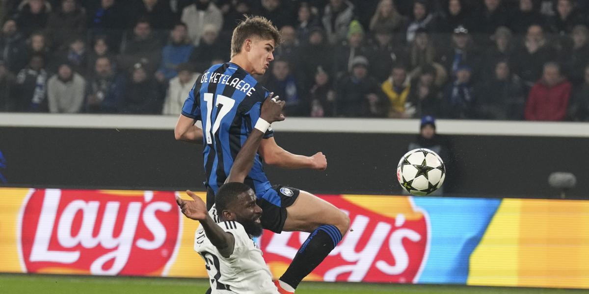 El Atalanta empata al filo del descanso tras un penalti cometido por Tchouaméni