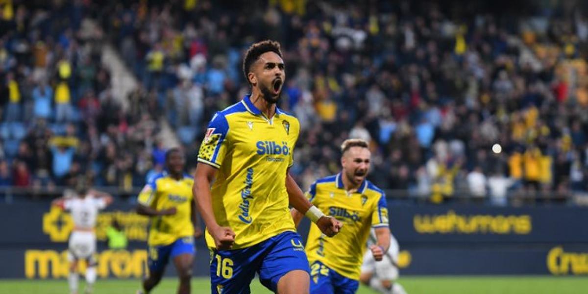 El Cádiz vence de penalti en el 89 en el estreno de Garitano