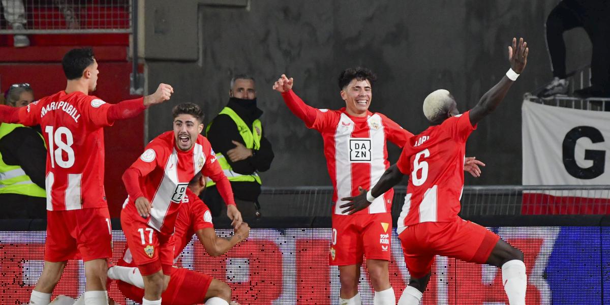 El Almería barre al Sevilla y avanza a octavos