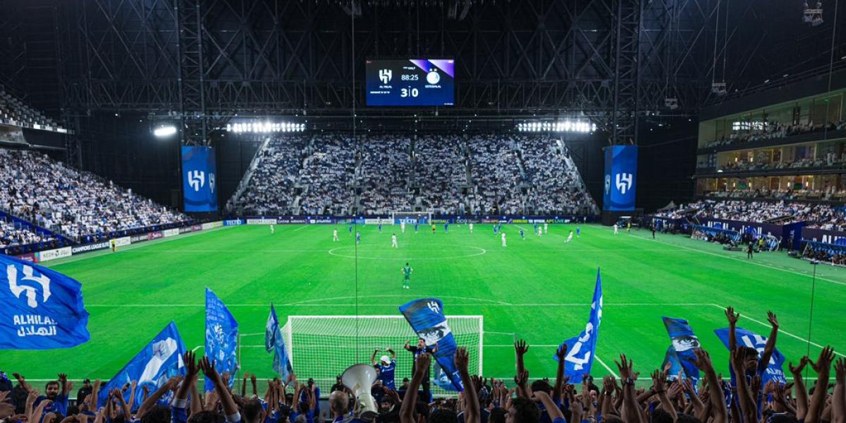¡Aficionados del Al-Hilal ensayan para el clásico saudí!