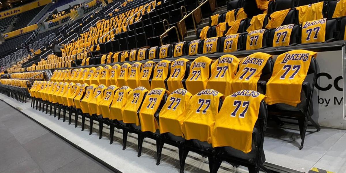 Los Lakers regalarán una camiseta conmemorativa en el debut de Doncic