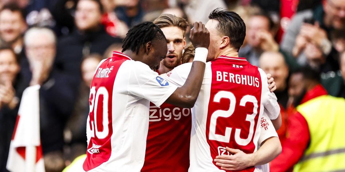 2-0: El Ajax gana y es más líder de la Eredivisie