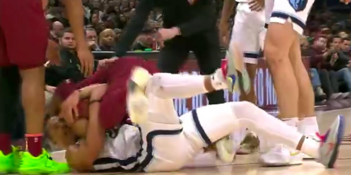 Lucha libre en la NBA: ¡pelea salvaje en el suelo!