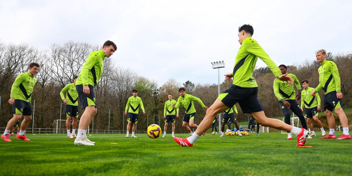 Odriozola y Zakharyan, de vuelta y preparados para el viaje a Manchester, despejan la enfermería de la Real