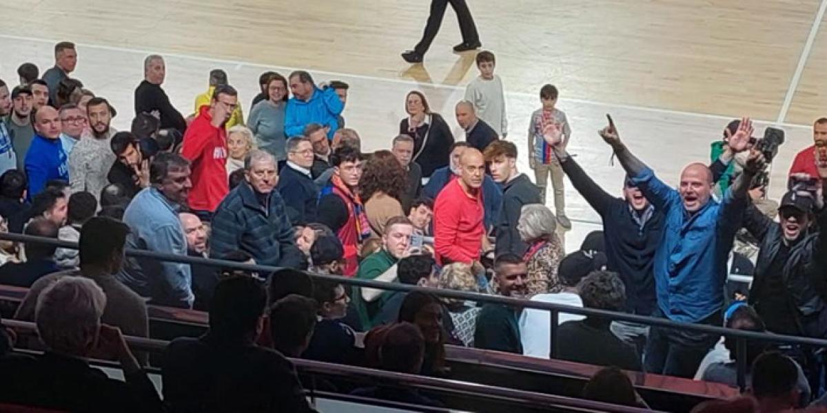 Tensión en las gradas y protestas al palco en el Palau en el Barça-Partizan