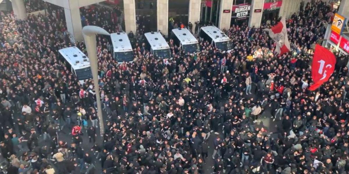 Loca celebración del Ajax en el Johan Cruyff por sus 125 años: carreras, empujones, saltos y gritos