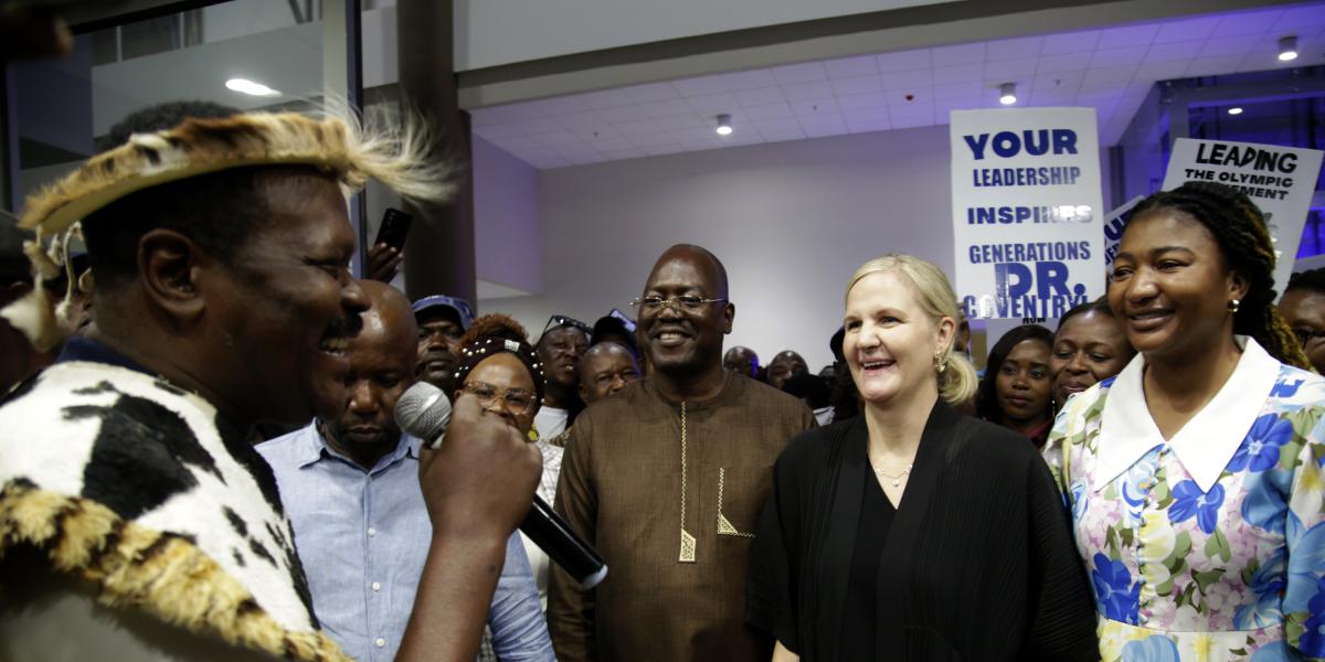 Baño de masas para Kirsty Coventry en Zimbabue