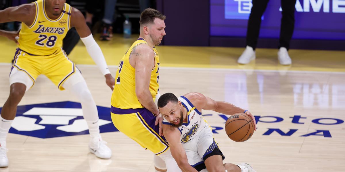 Un torpe y protestón Doncic condena a los Lakers en otro celestial LeBron vs Curry
