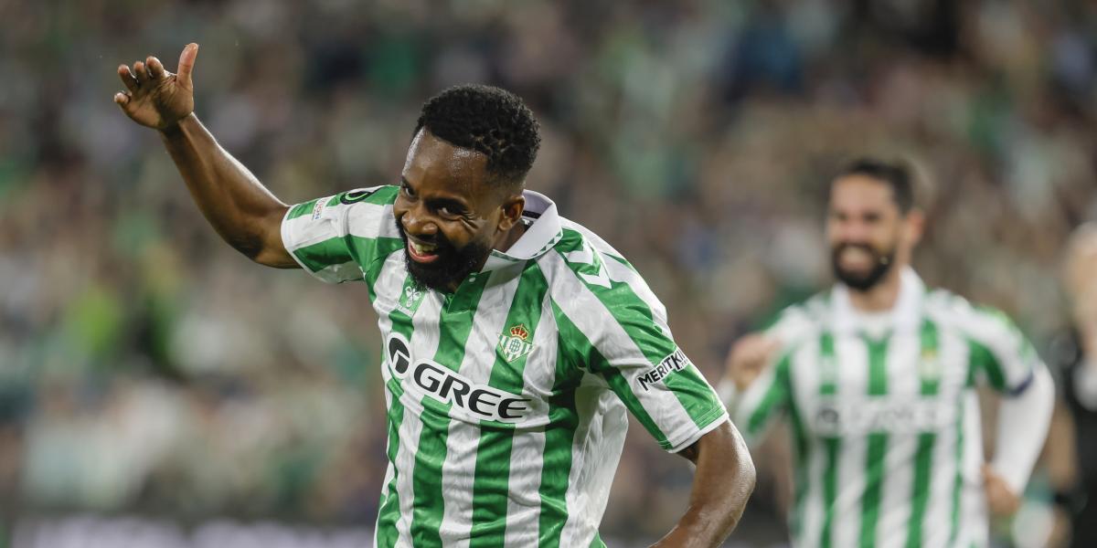 Ante la Fiorentina, con Vieites, Ruibal y Bakambu