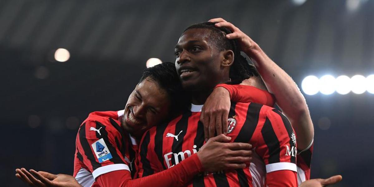 Leao luce y el Milan se acerca a Europa en un partido accidentado