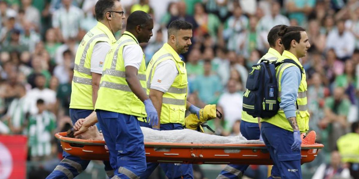 Sale retirado en camilla uno de los puntales del Betis