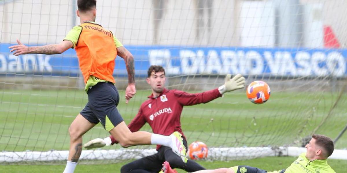 Una hora de sesión intensa con mucha acción ofensiva en la vuelta al trabajo de la Real rodeada de su gente