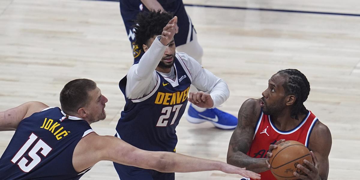 Un Kawhi Leonard vintage sofoca el triple-doble de Jokic y los Clippers empatan la serie