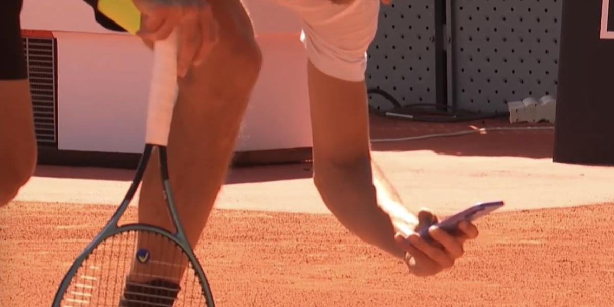 Zverev pierde los papeles y saca el móvil en pleno partido