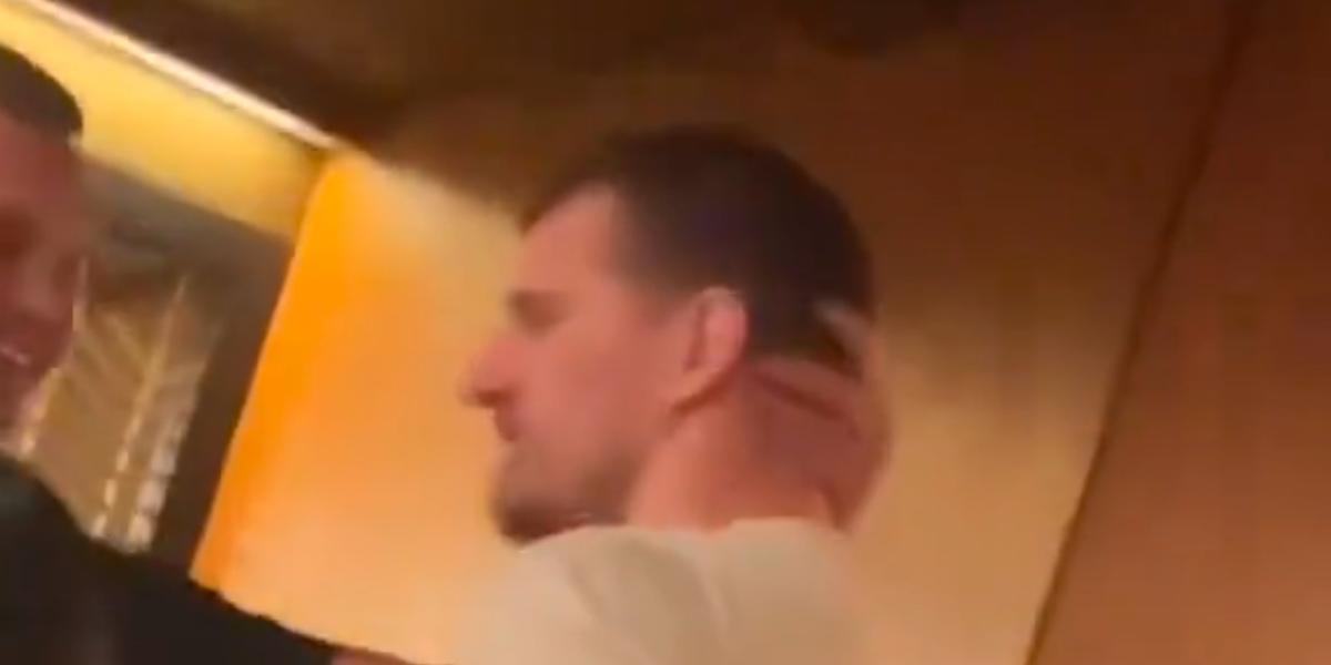 Jokic, ‘pillado’ en un bar después de la asombrosa victoria de los Nuggets