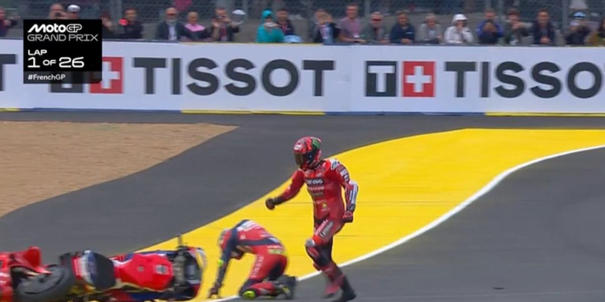¡Caos de salida de MotoGP en Le Mans y golpe al Mundial con Bagnaia al suelo!