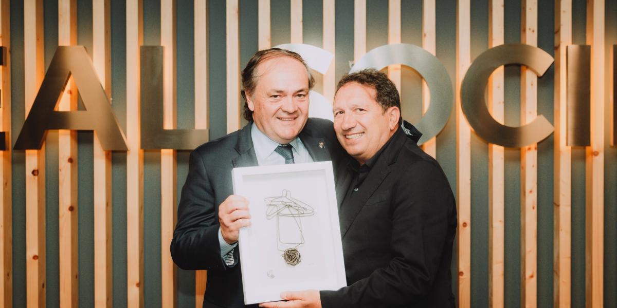 Eusebio Sacristán, homenajeado por la Real Sociedad en su vuelta a Anoeta