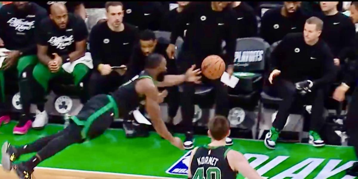 ¡Épico! Jaylen Brown se estrella así contra su banquillo para salvar un balón