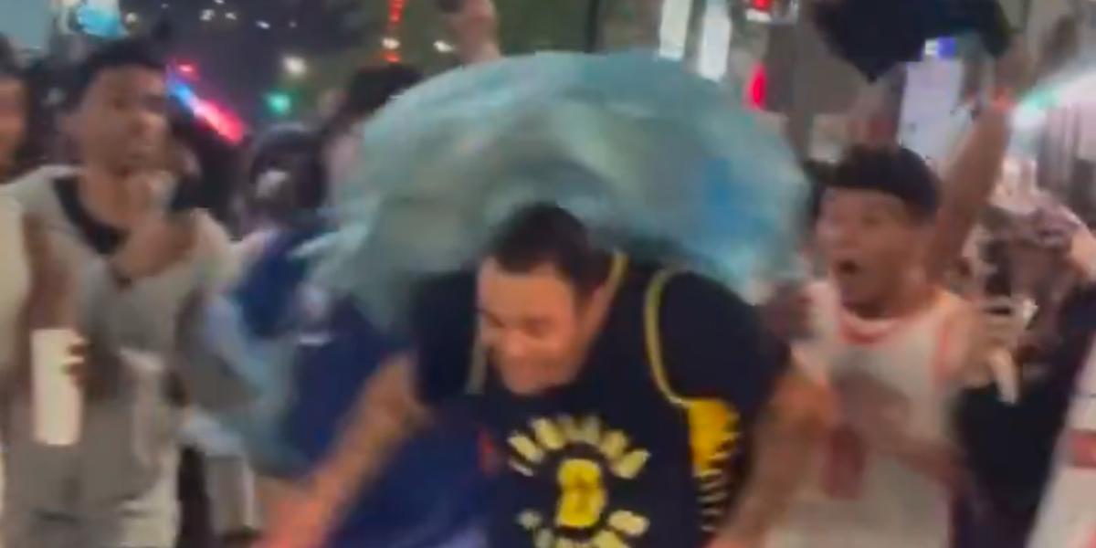 Un fan de los Pacers es acosado a bolsas de basura por hinchas de los Knicks... y se lleva un premio