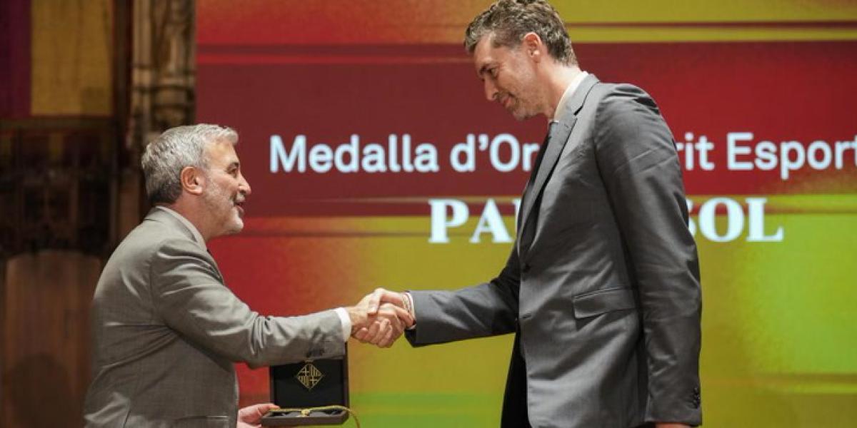 Jaume Collboni entrega la Medalla de Oro al Mérito Deportivo a Pau Gasol