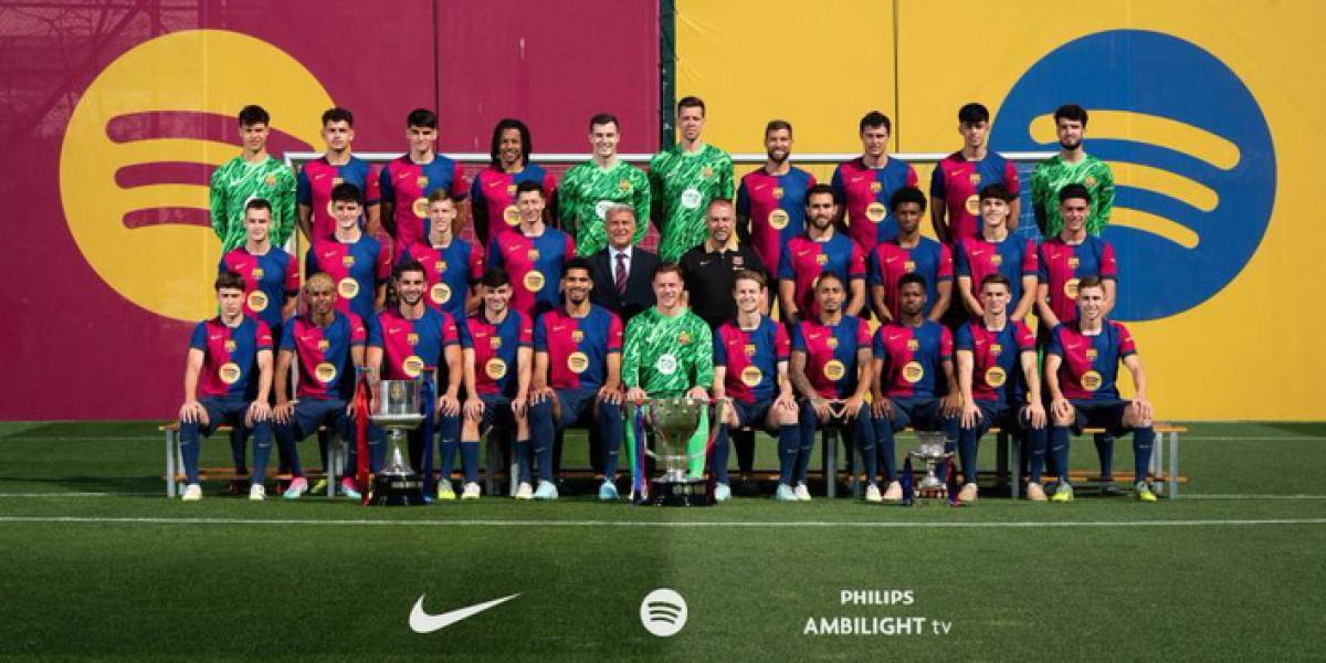 Raphinha sigue con la tradición de Ronaldinho, Piqué y Neymar en la foto oficial