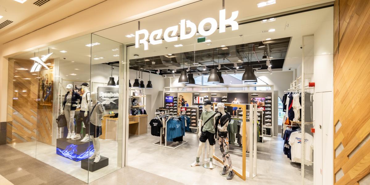 Estas zapatillas Reebok combinan el color blanco con estética retro y comodidad para caminar todo el día