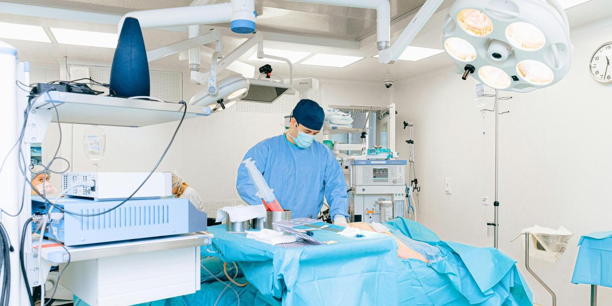 El emotivo gesto de un cirujano a sus pacientes para que tengan menos miedo antes de la operación: Qué bonito
